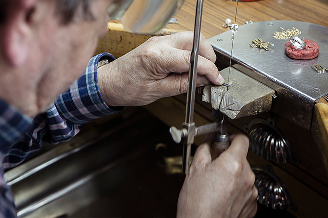 El joyero, elaboración de alianzas de oro a mano